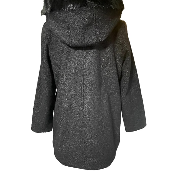 - INTL d.e.t.a.i.l.s Coat with fur Hood Size Medium - Picture 10 of 16